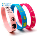 Bracelete promocional com logotipo personalizado com preenchimento de cor barata pulseira de silicone